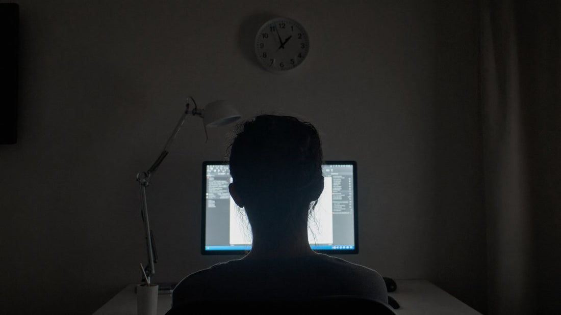 Cât timp la ecran e prea mult: sesiune lungă la calculator noaptea