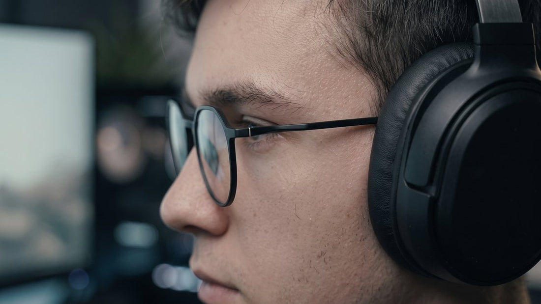 Ochelari cu brațe subțiri purtați sub căști de gaming